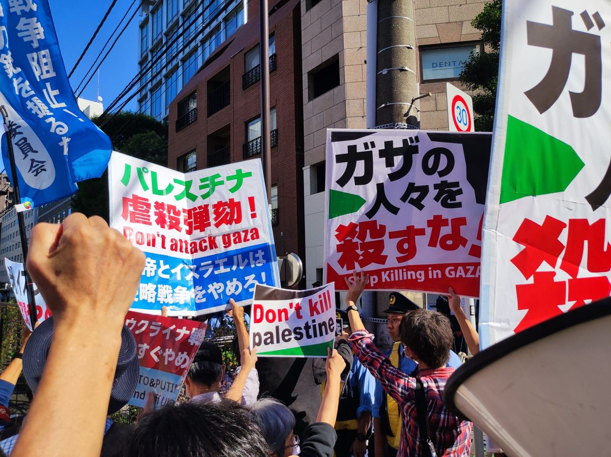 Em ascensão dos atos pró-Palestina no Japão, a polícia reacionária japonesa prende e intimida os militantes anti-guerra frente à embaixada de Israel