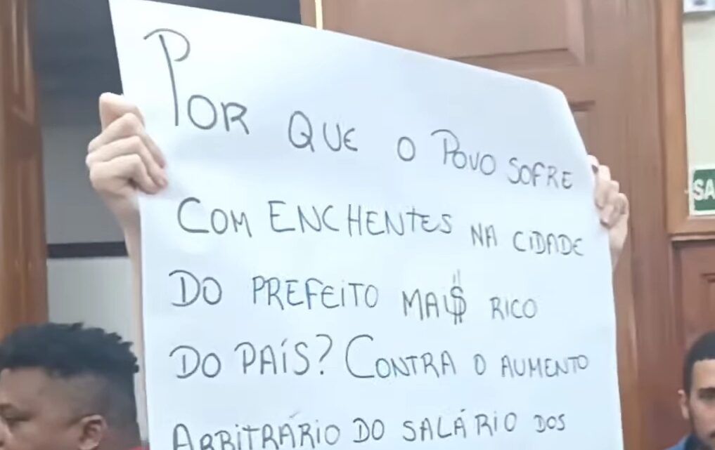Vereadores de São Carlos aprovam aumento salarial do alto escalão da Prefeitura Municipal e expulsam protestantes do plenário
