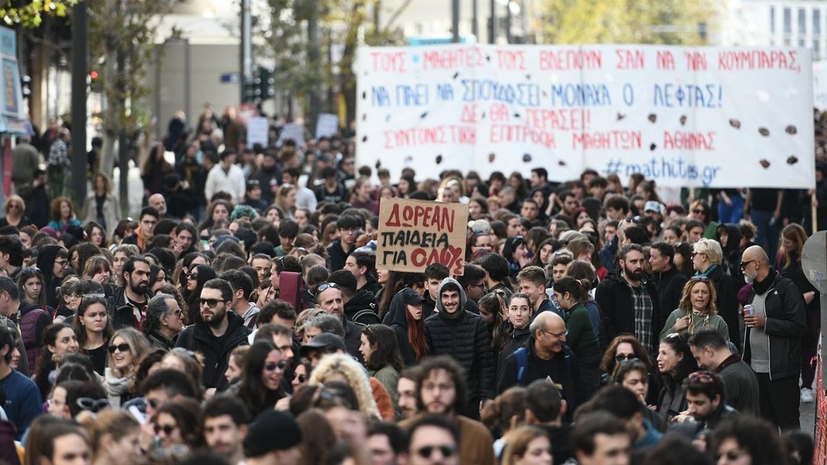 Juventude grega se manifesta por educação pública e gratuita em Atenas