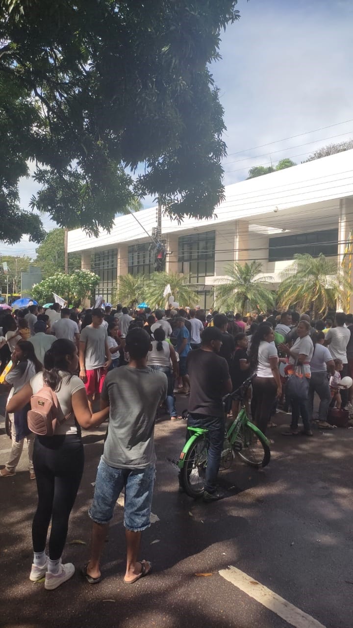 1400 famílias protestam contra despejo em frente do Palácio do Setentrião no Macapá