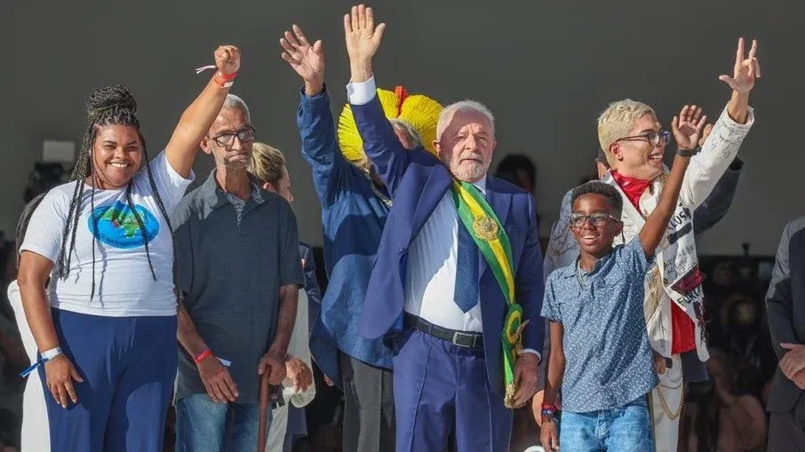 Lula prometeu reconstruir e transformar o Brasil: 1 ano depois, o que aconteceu?