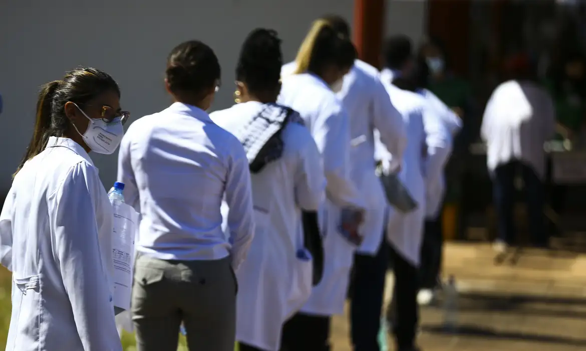 Abertura de novas escolas médicas no Brasil: falsas respostas para um falso debate