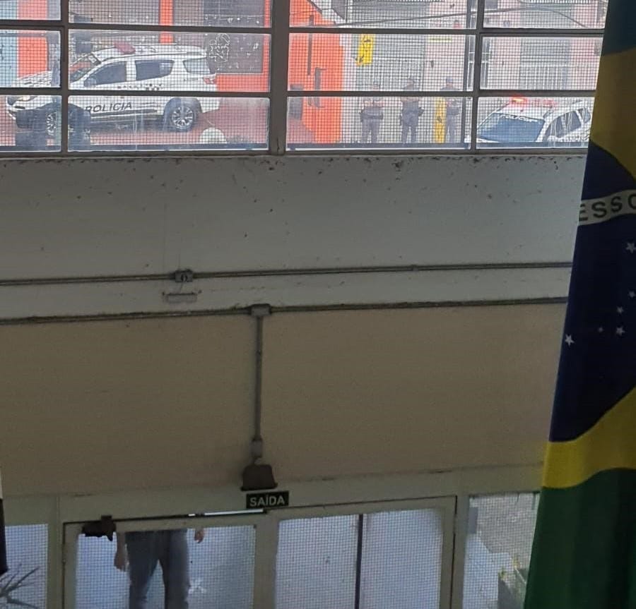 Policiais Militares armados invadem escola em Campinas para impedir assembleia estudantil