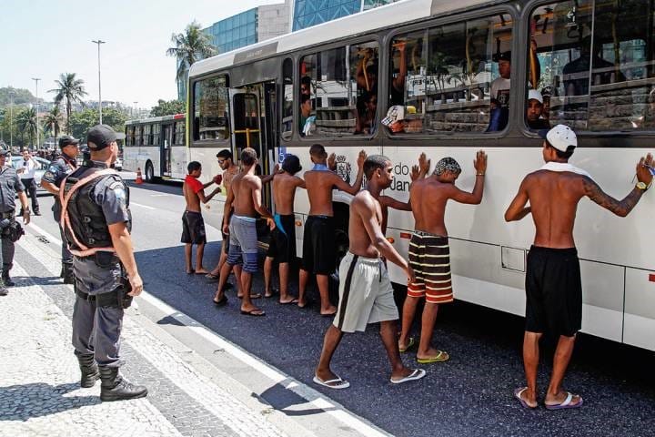 “Operação Verão” expõe racismo contra adolescentes que frequentam praias do RJ