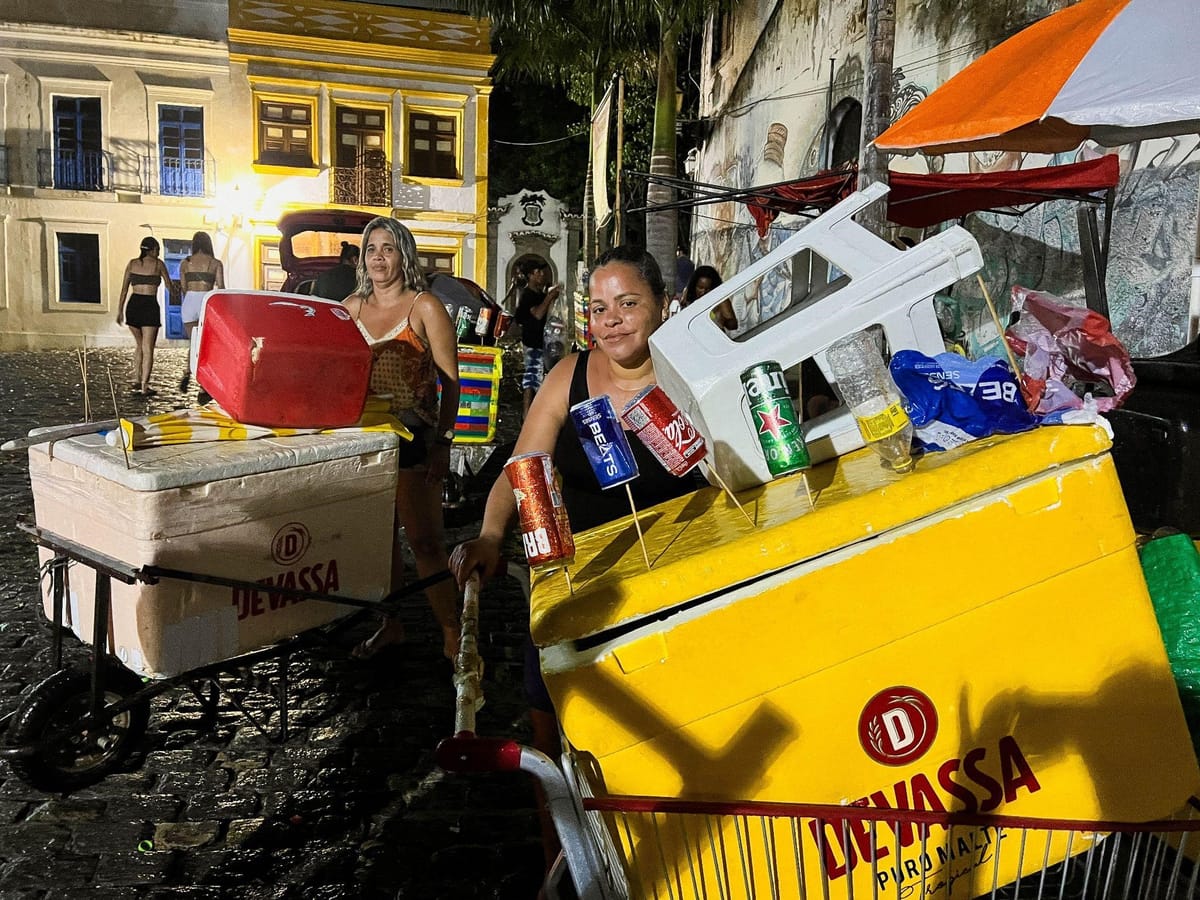 “Olha o pesado!” A dura realidade dos ambulantes no Carnaval