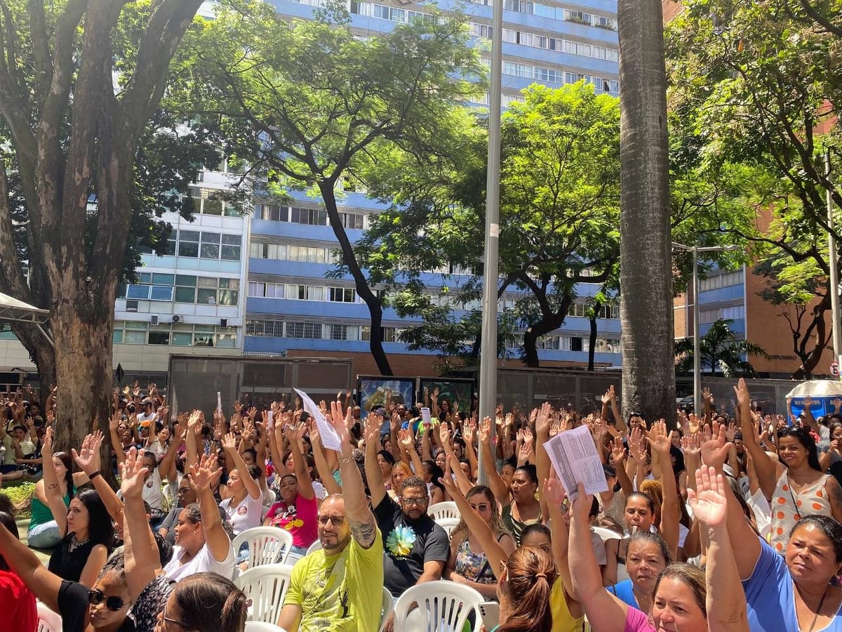 Trabalhadores terceirizados da rede municipal de educação de Belo Horizonte entram em greve pela redução da jornada