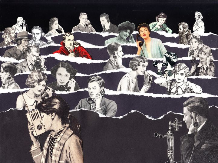 Bob May, "Noisy Collage". Obra em 7 planos de papel azul rasgado. Em cada plano, temos pessoas falando em telefones antigos..