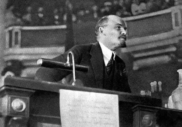 'Contra o liberalismo na liberdade de crítica: Resposta à “militante vacilante”' (Deutério)