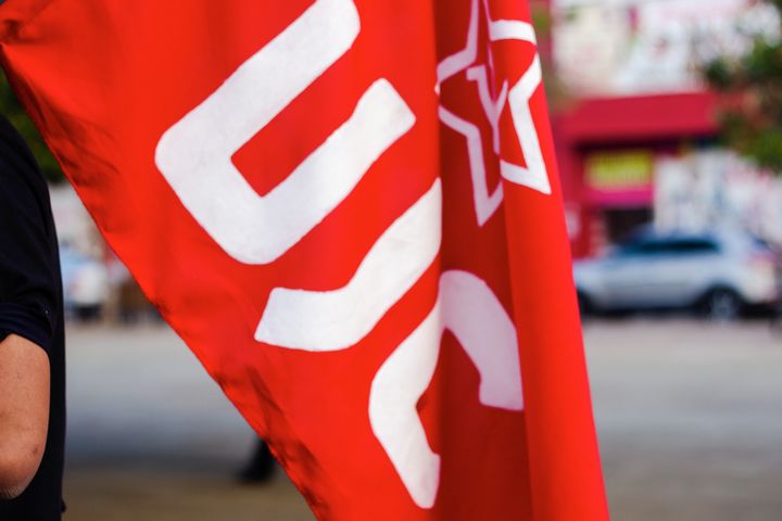 'As relações entre a juventude e o partido a partir do XVII Congresso –a necessidade da dissolução da UJC?' (P. Acácio)