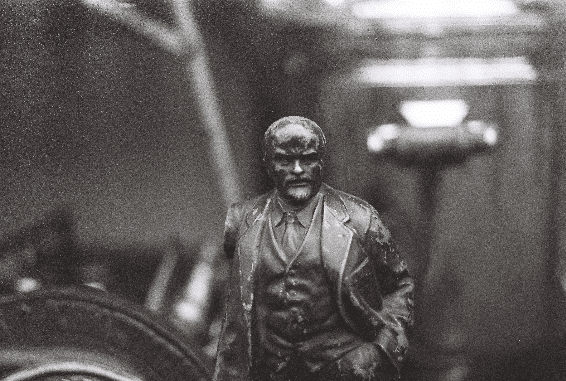 'Partido: superestrutura, Leviatã ou práxis?' (Zenem Sanchez)