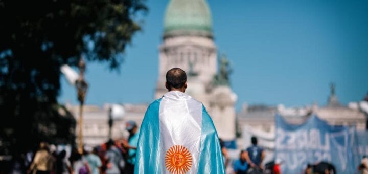 'Greve geral do dia 24 na Argentina: o que são o DNU e a Ley Ómnibus' (Andressa Bacin)
