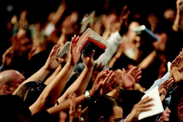 'Origem do pentecostalismo, e como a religião influência política' (Matheus Henrique Mattos)