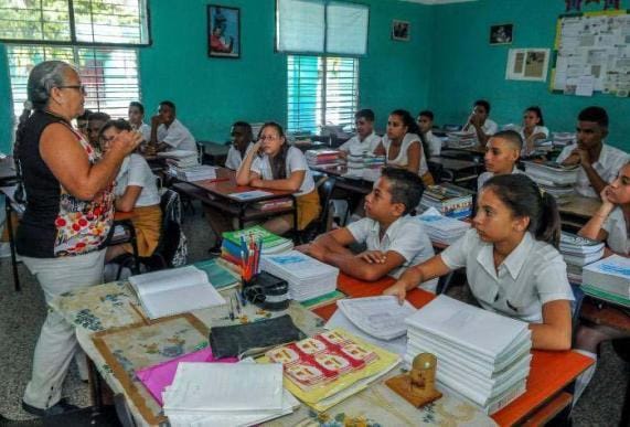 'Desconsiderar a educação enquanto setor estratégico é negar sua influência no processo produtivo' (Malvólio Henrique)