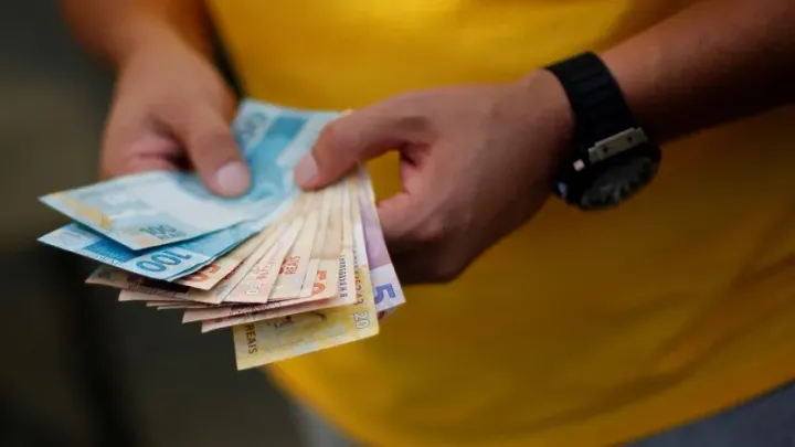 Inflação sem reajuste é arrocho: salário médio dos brasileiros vale 22,6% a menos do que em 2018