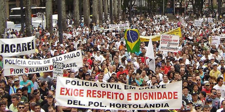 'O Partido Comunista frente às Forças Militares' (Camarada A. Santos)