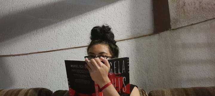 Da literatura à luta política: a jornada de Juliana Porto em “O tronco é firme, os galhos finos”