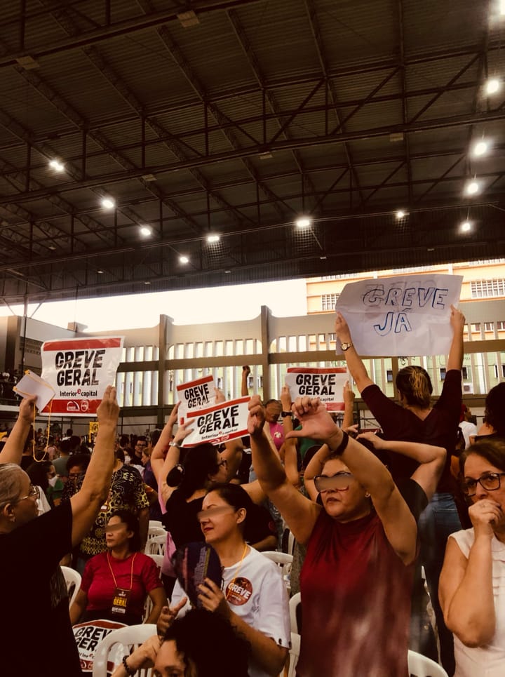 Contra a direção sindical da APEOC professores do Ceará vão pela greve