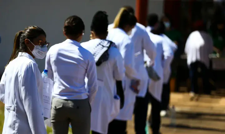 Abertura de novas escolas médicas no Brasil: falsas respostas para um falso debate