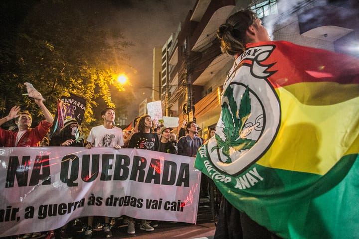 'Drogas, psiquiatria e a criminalização da juventude' (Andsu C.)