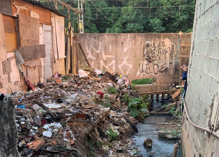 Descaso da ViaMobilidade e da prefeitura de Carapicuíba (SP) causa enchentes na Vila Municipal