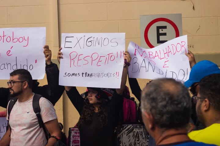 Entregadores protestam em São Carlos (SP) contra apreensões e precarização do trabalho