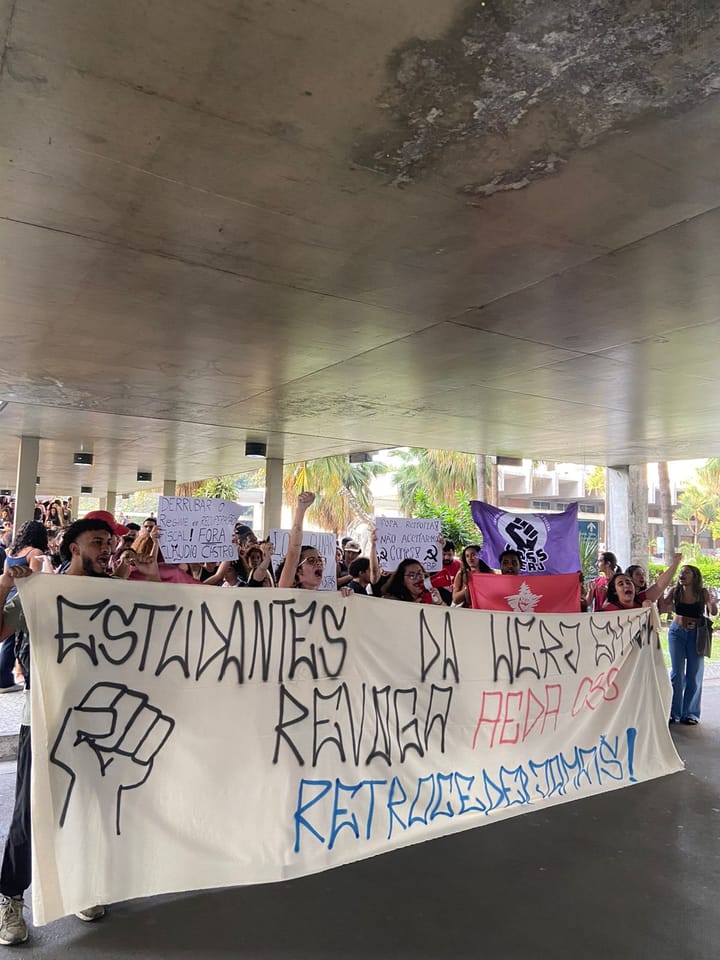 Estudantes ocupam Reitoria da UERJ depois de cortes nas bolsas de permanência