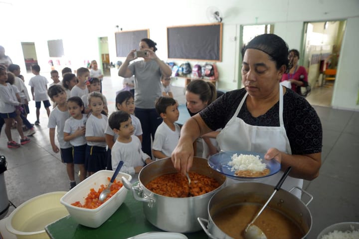 Governo do Ceará ataca trabalhadores com terceirização da merenda escolar