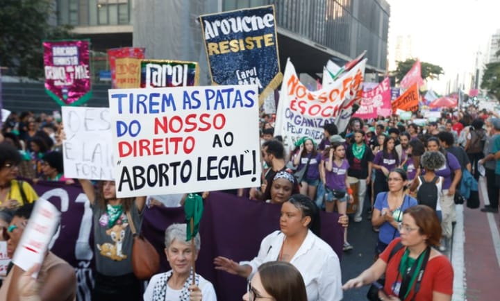 Após recuo, projetos anti-aborto seguem na agenda do Congresso