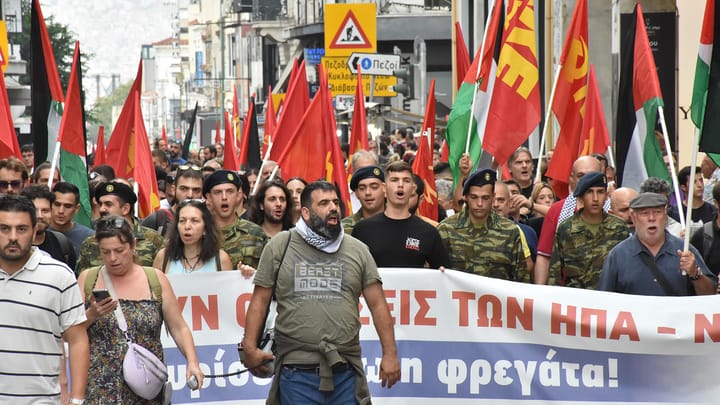 Milhares de manifestantes foram às ruas condenar o envolvimento da Grécia no massacre no Oriente Médio