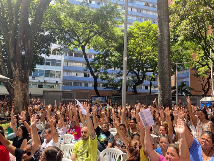 Trabalhadores terceirizados da rede municipal de educação de Belo Horizonte entram em greve pela redução da jornada